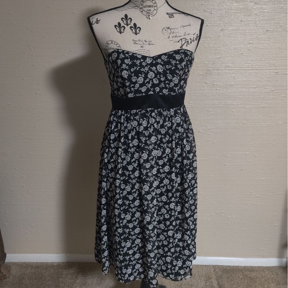 WHBM Black & white moody florals flower power strapless hoco Cocktail Dress_2